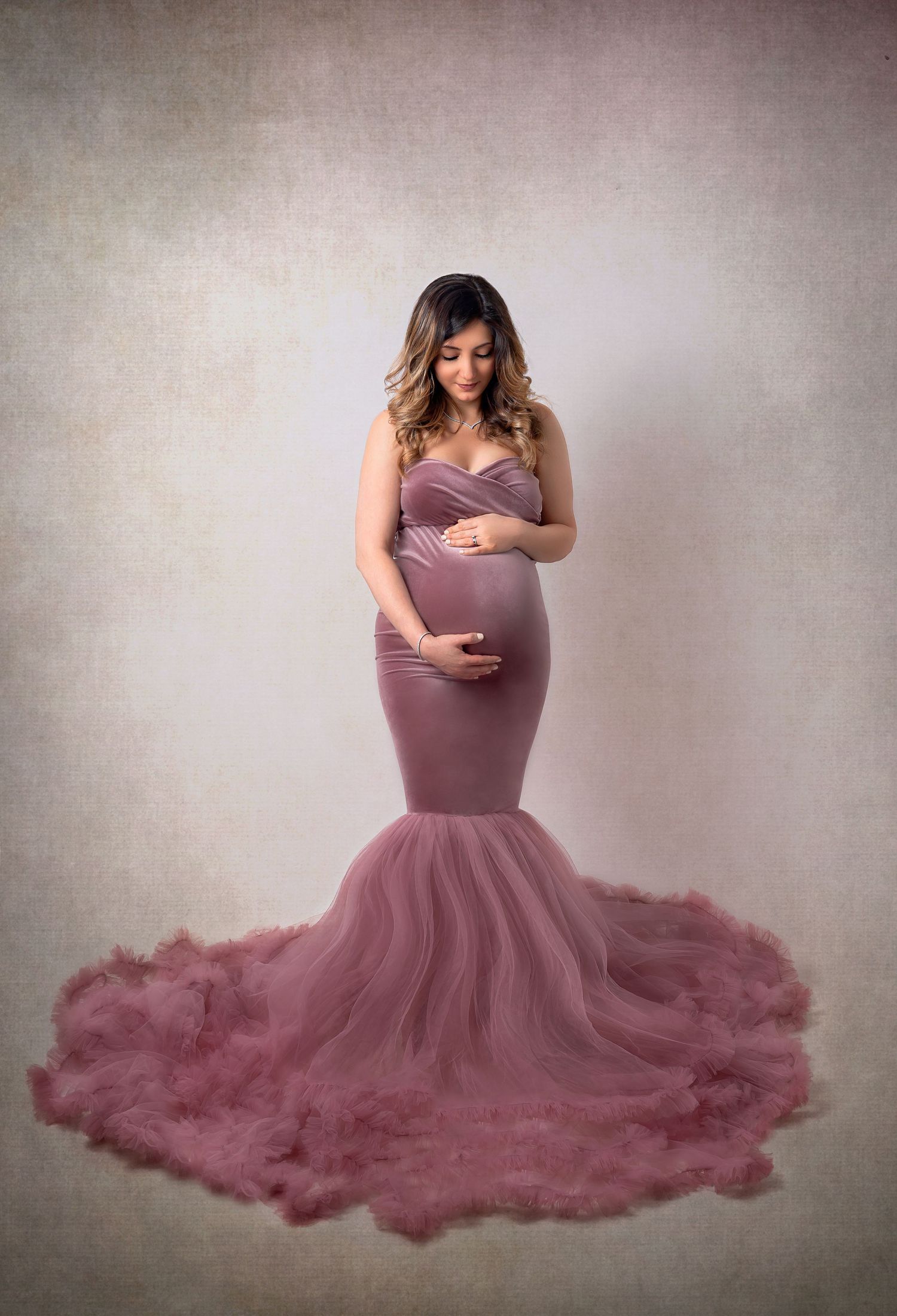 Expert newborn, maternity, family & cake smash photography in Hayes, West London. Studio & home sessions with props, backdrops & accessories