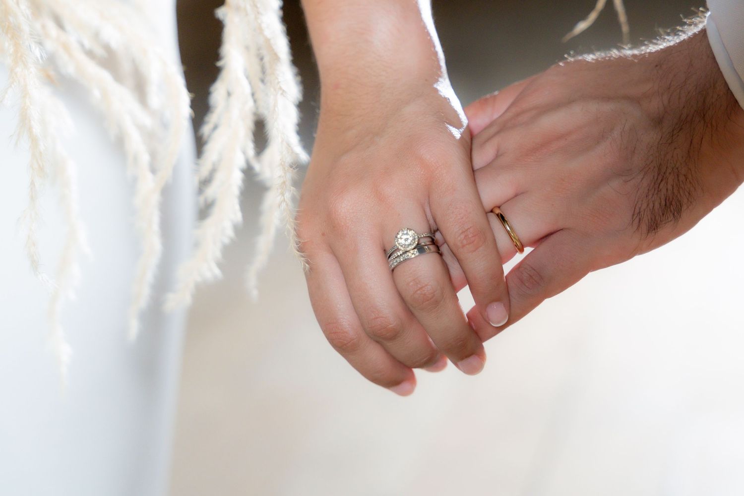 Fotografía de un anillo de compromiso con un diamante talla princesa, capturando la belleza y la elegancia atemporal.