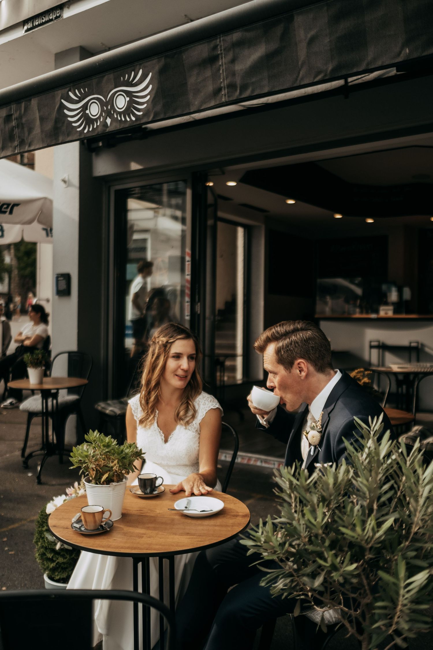 Wunderschönes Hochzeitsbild, welches ein Paar bei einem Caffee im Urbanlook zeigt.