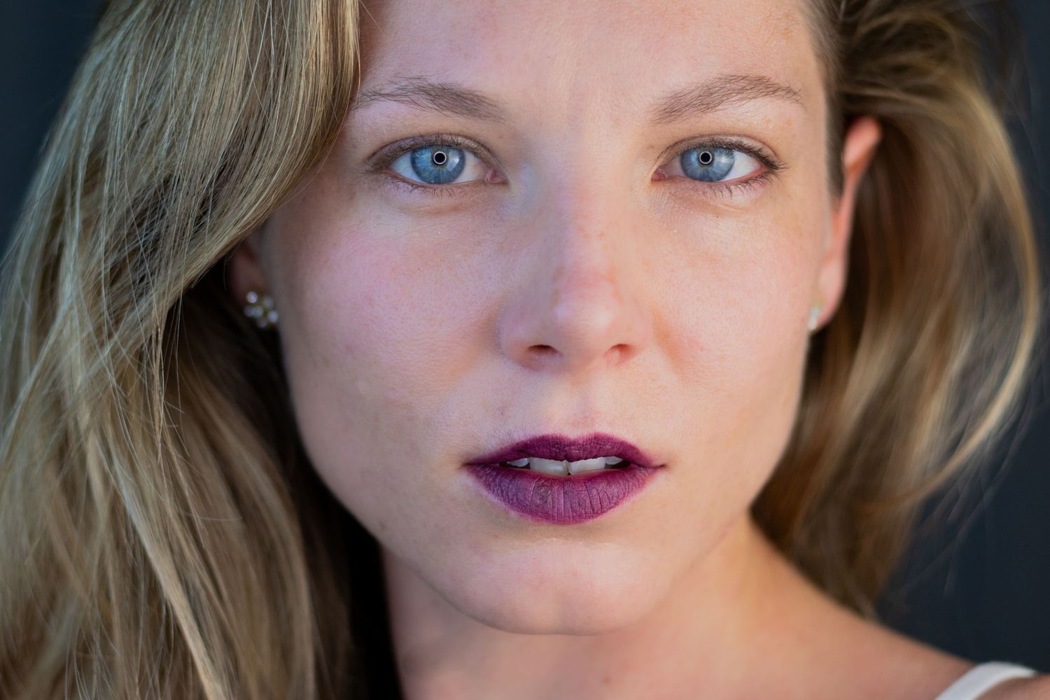rostro de mujer ojos azules