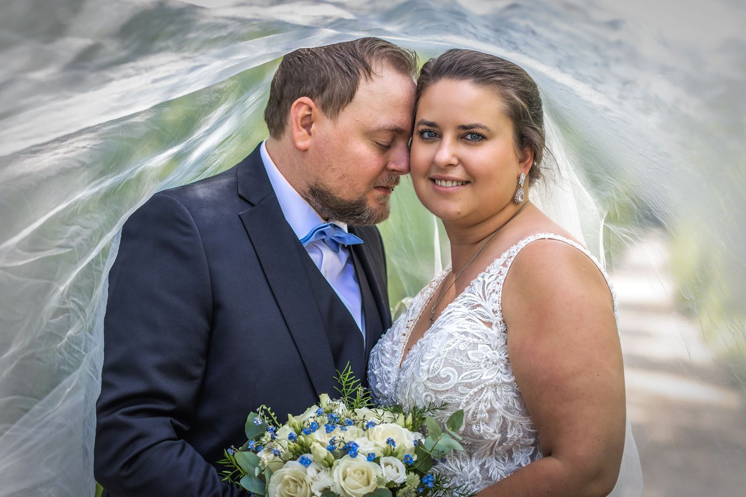Bröllopspar fotograferat under slöjan på ett romantiskt sätt i Åsljunga.