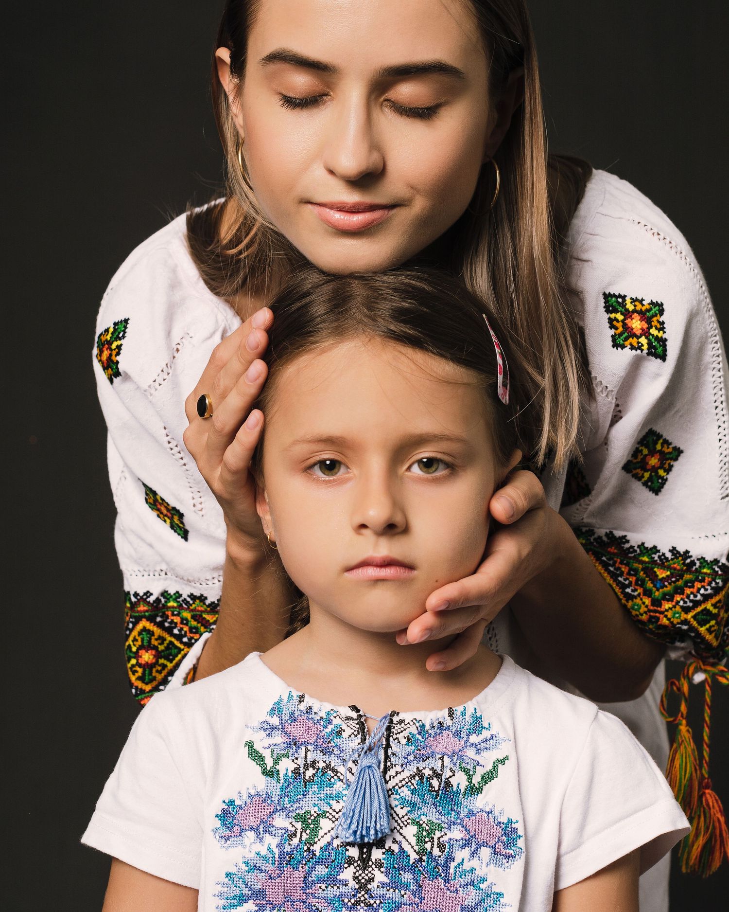 Listen To Ukrainian Hearts is a mini photo project aiming to urge people in Vietnam and Saigon donate to Ukraine.