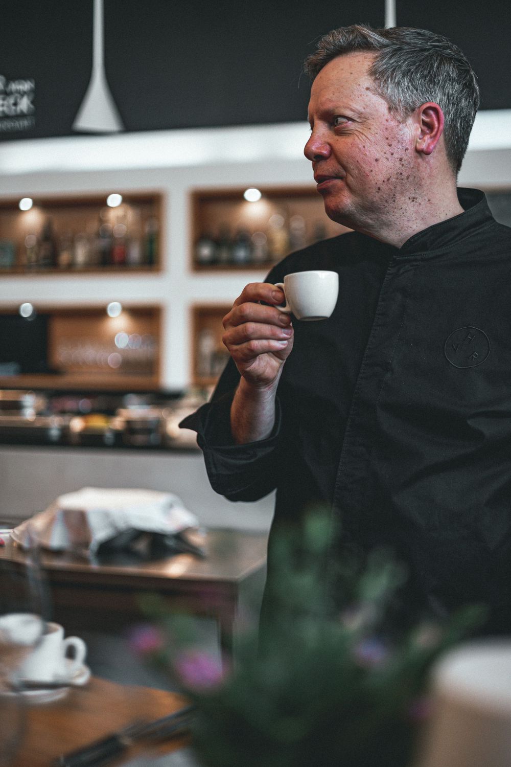 Der Koch trinkt espresso
