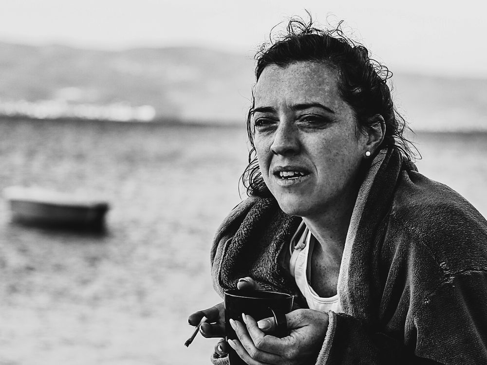schwarz weiss portrait einer Frau beim Kaffee trinken am Meer