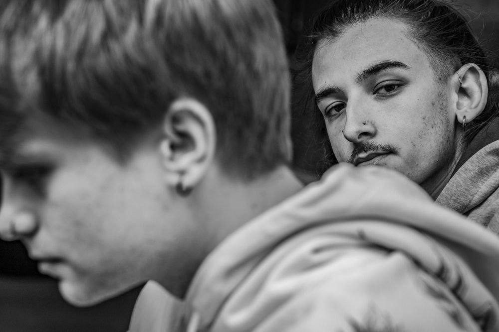 schwarz weiss portrait eines jungen Mannes