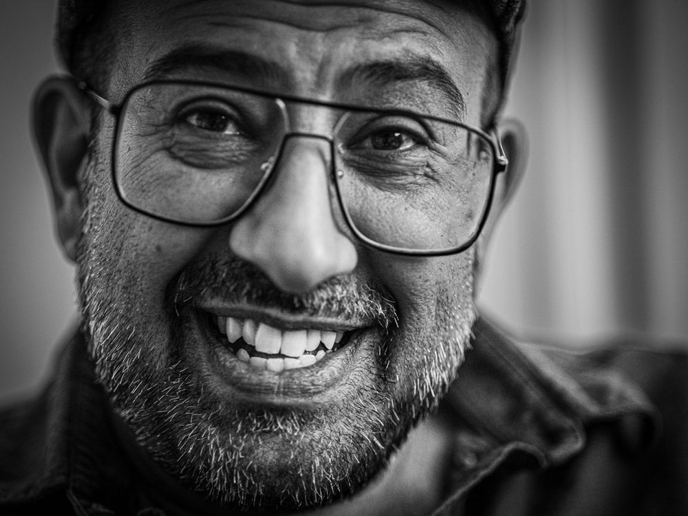 portrait eines Mannes mit Brille SW