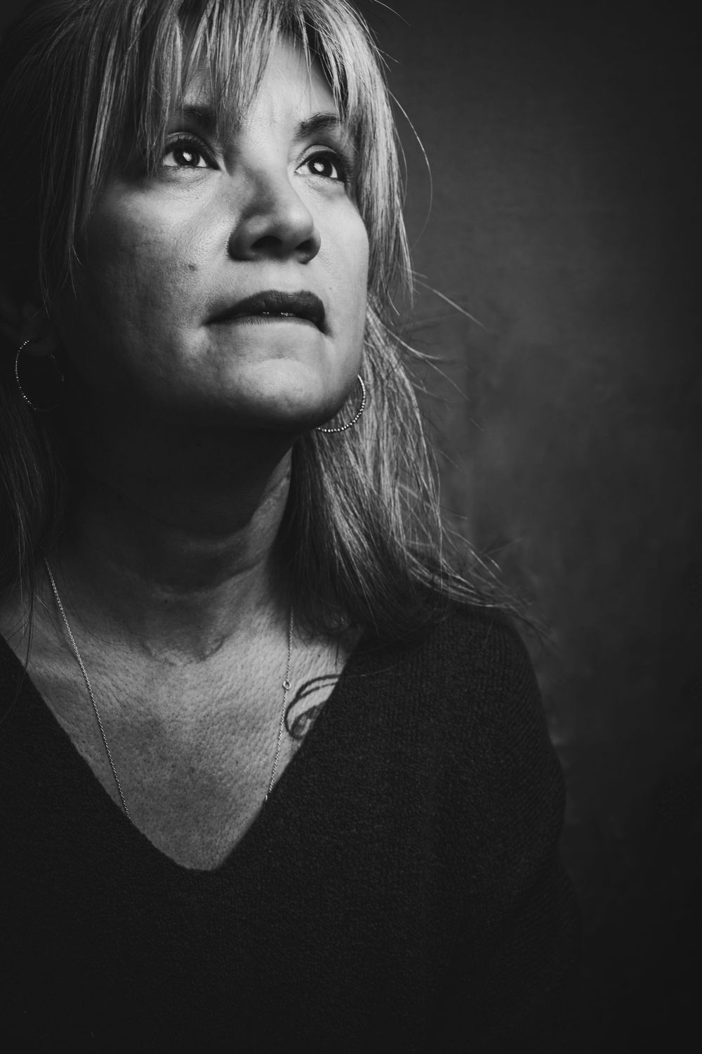 portrait einer Frau mit grauen haaren SW foto