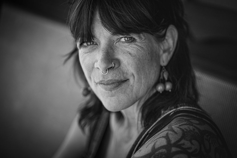 schwarz weiss portrait einer Frau mit kirsch Ohrringen