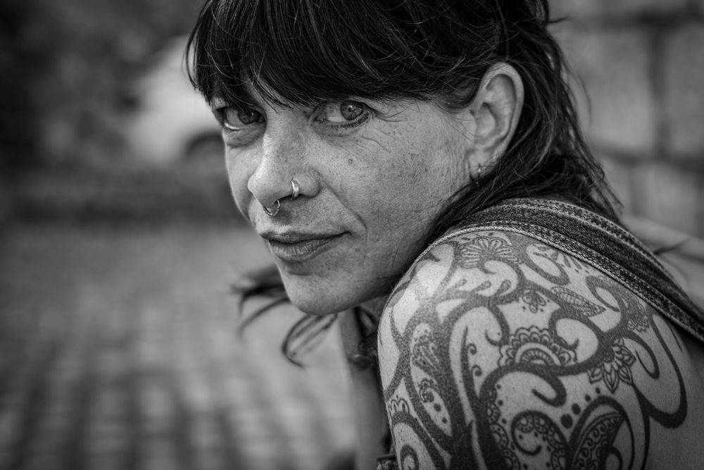 schwarz weiss portrait einer Frau mit tatoo