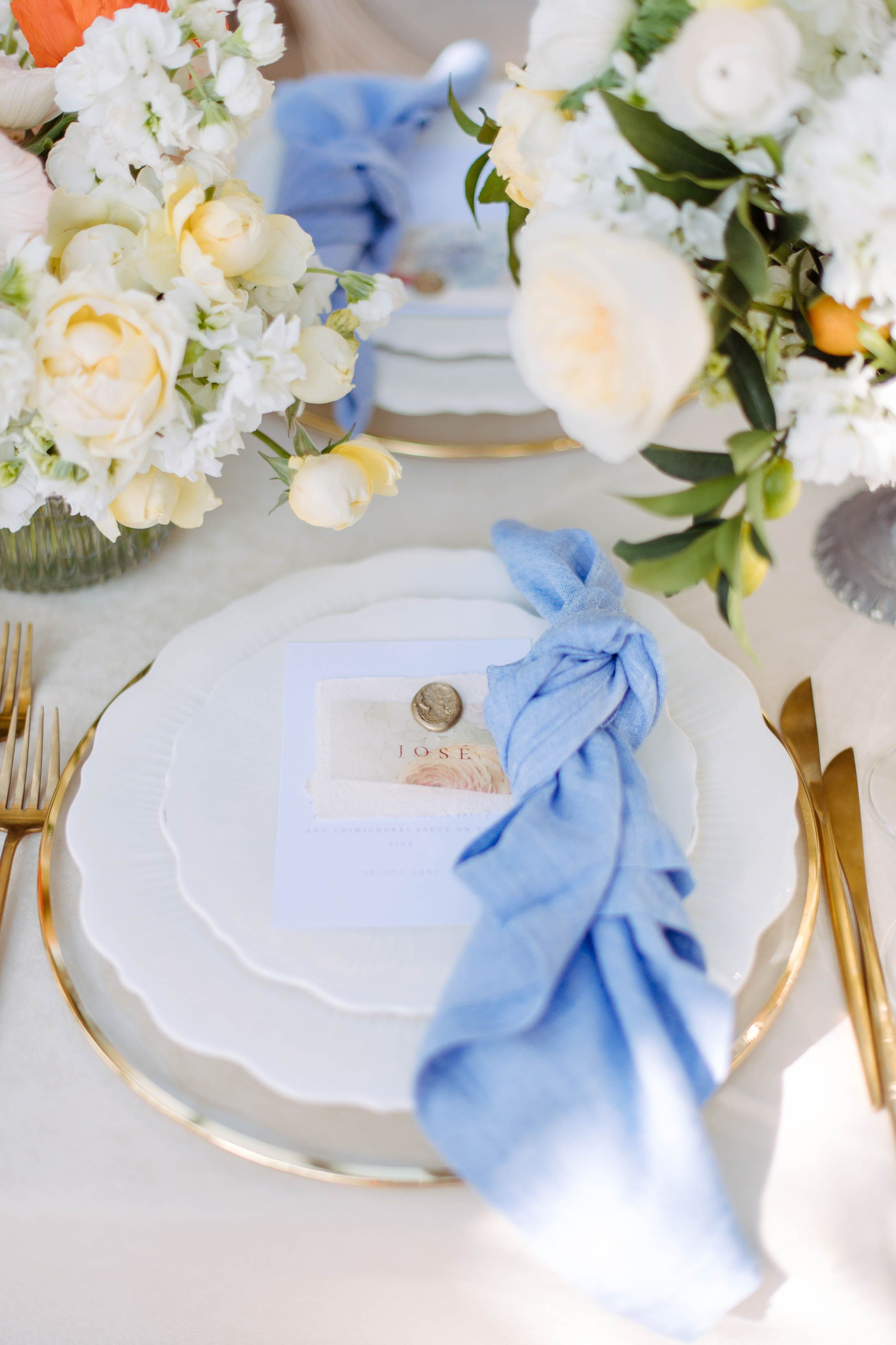 Table decoration at a destination wedding in pastel colours. Destination photographer Zurich.