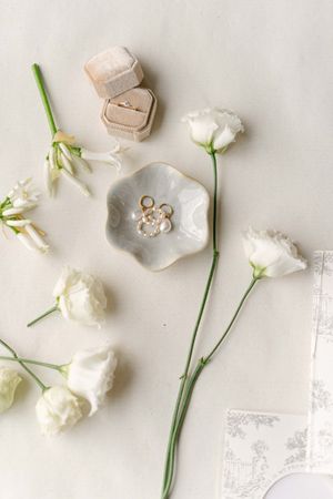 Flat lay with with flowers a beige ring box and jewellery at Schloss Schadau Thun.