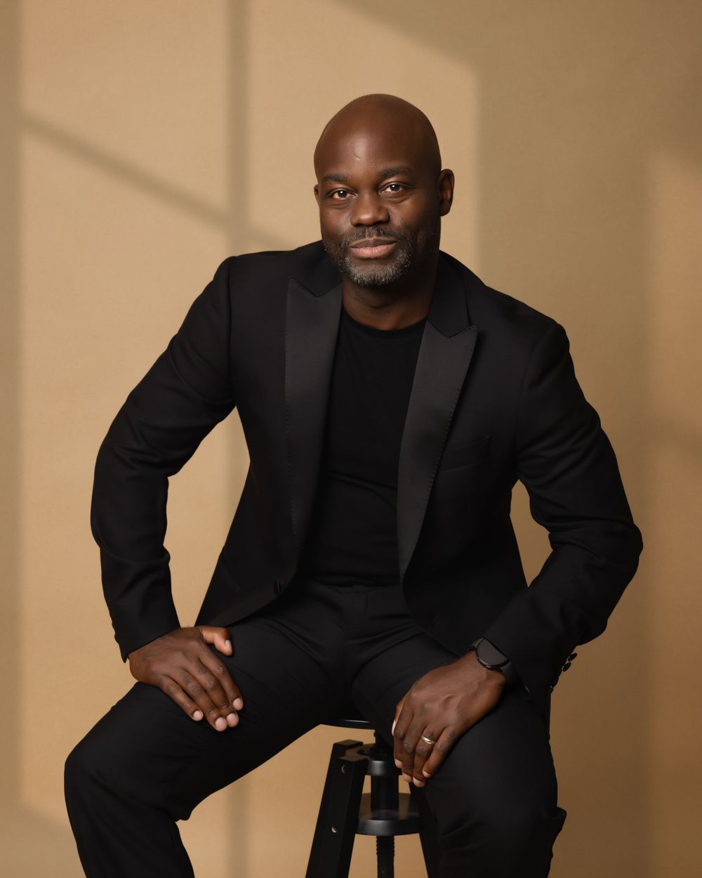 Man in a suit sitting pose portrait photo