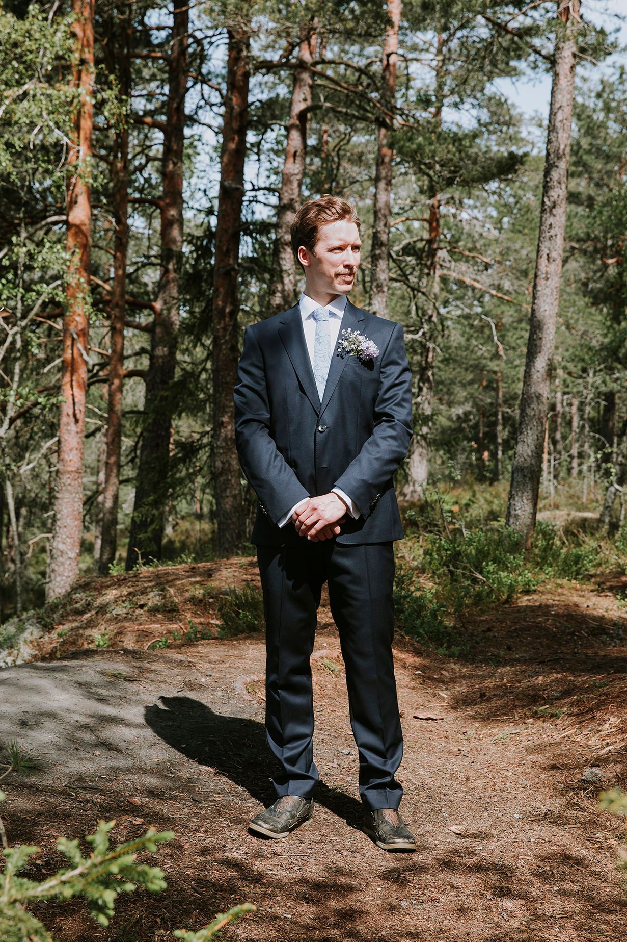 Brudgommen venter på bruden rett før vielsen skal starte.