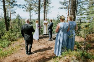 Utevielse i skogen. I bildet ser man presten vie brudeparet. Rungt er forlovere.