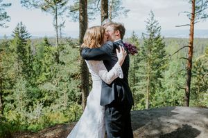 Brudepar kysser etter ekteskapsløftene er inngått