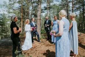 Mingling med forlovere, prest og brudepar etter utevielse i skogen.