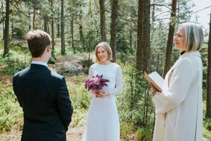 Utevielse i skogen. Burden ser på brudgommen og straks skal vielsen i gang.