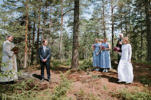 Innmarsj til vielsen. Bruden er snart helt fremme til brudgommen. Vielsen er i skogen, så de er omgitt av lyng og høye trestammer.