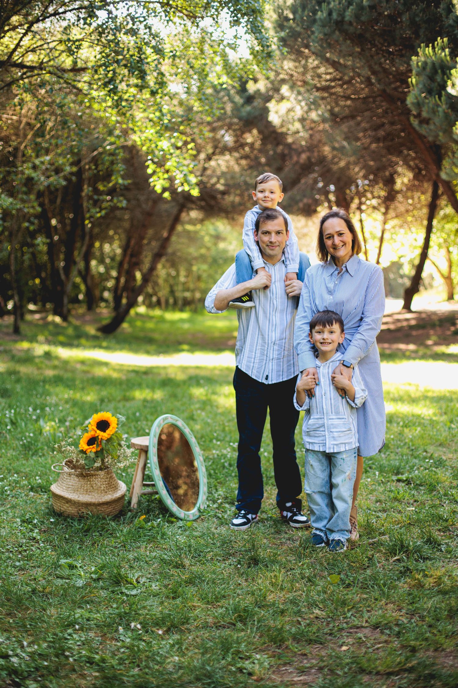 Fotografia de família numa Mini Sessão Fotográfica de Primavera do Memorabilia Studio no Parque da Cidade do Porto