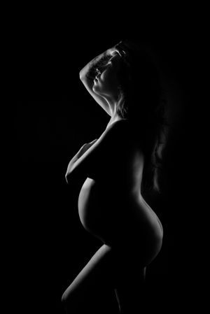 sexy zwangere vrouw - silhouette buik - zwart wit