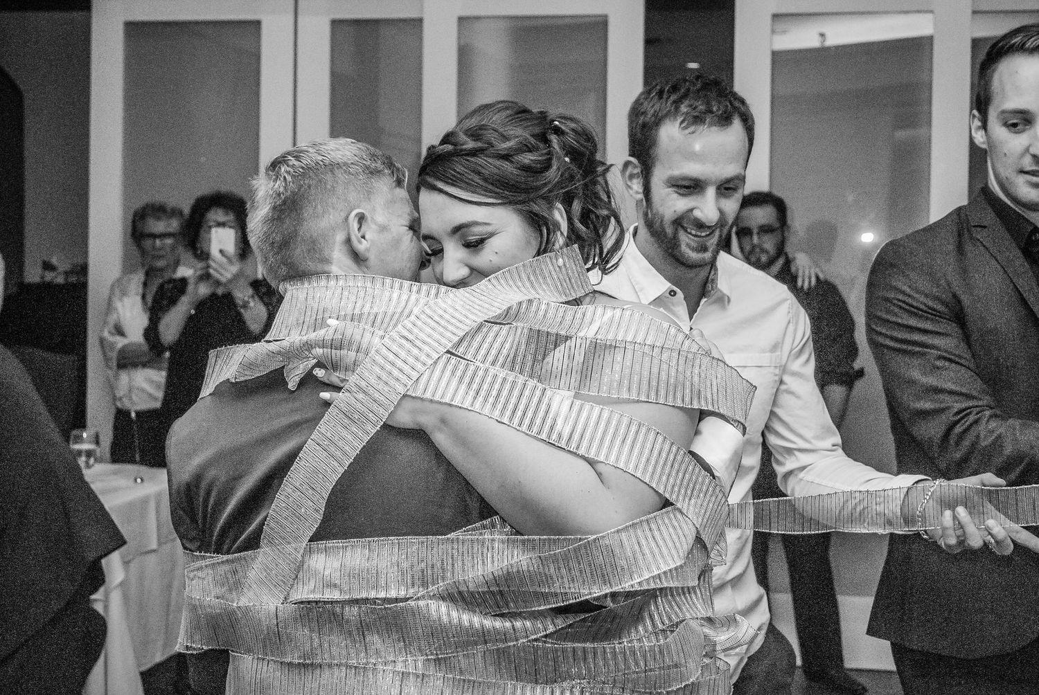 italien wedding, ribbon wedding dance, wedding reception couple smiling surrounded by family