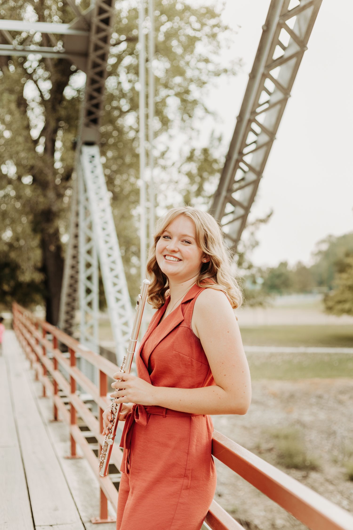 Senior photos in the Kansas City metro by a local senior photographer – modern outdoor portraits with authentic, natural poses.