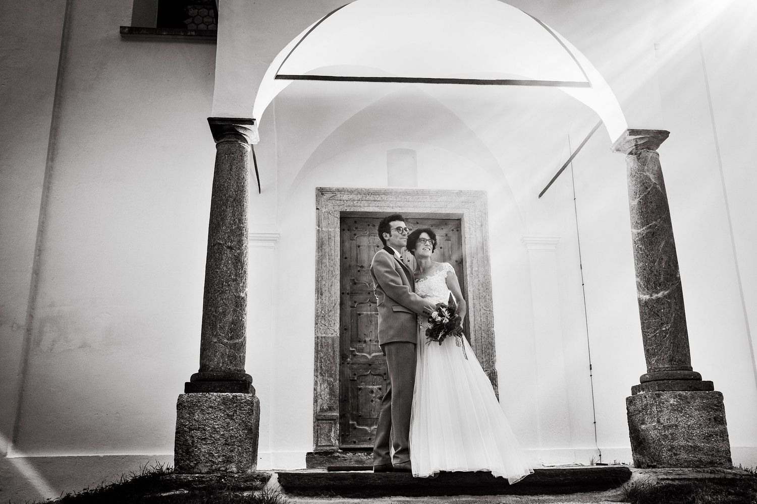 TLOOK photographe de mariage de style documentaire, portrait des mariés dans la nature en valais