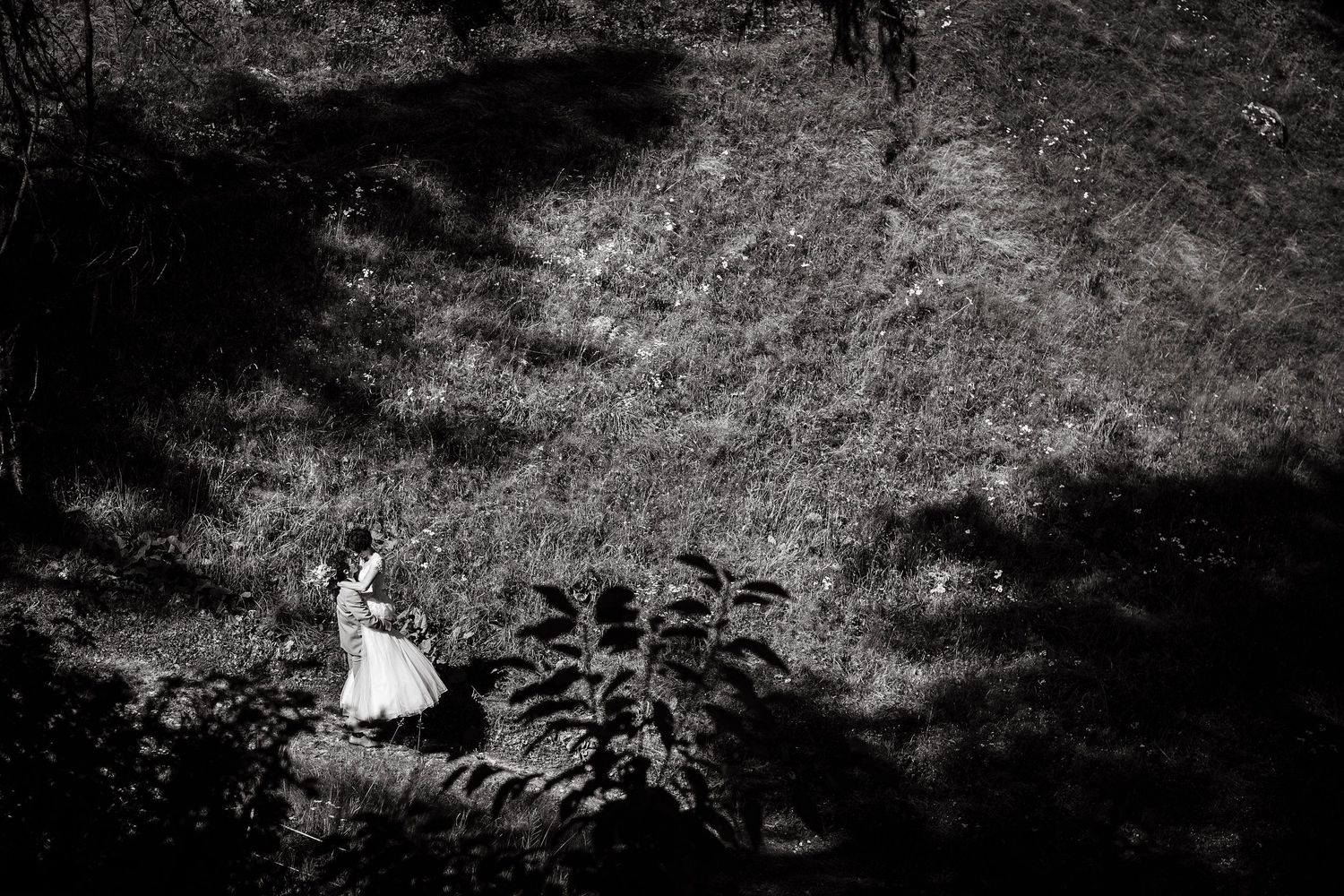 TLOOK photographe de mariage de style documentaire, portrait des mariés dans la nature en valais