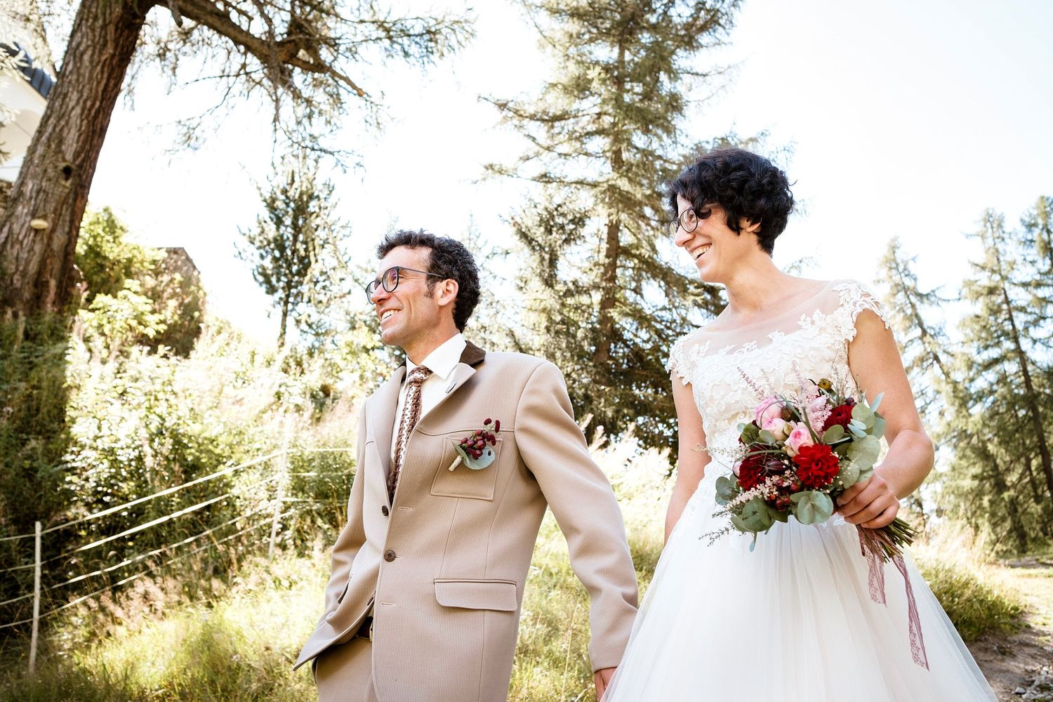 TLOOK photographe de mariage de style documentaire, portrait des mariés dans la nature en valais