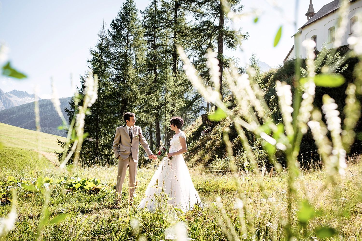 TLOOK photographe de mariage de style documentaire, portrait des mariés dans la nature en valais
