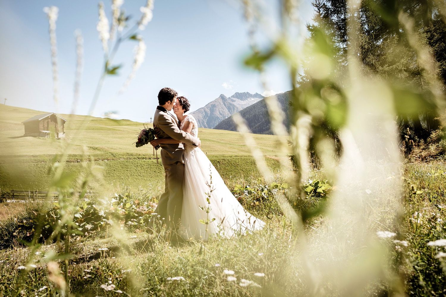 TLOOK photographe de mariage de style documentaire, portrait des mariés dans la nature en valais