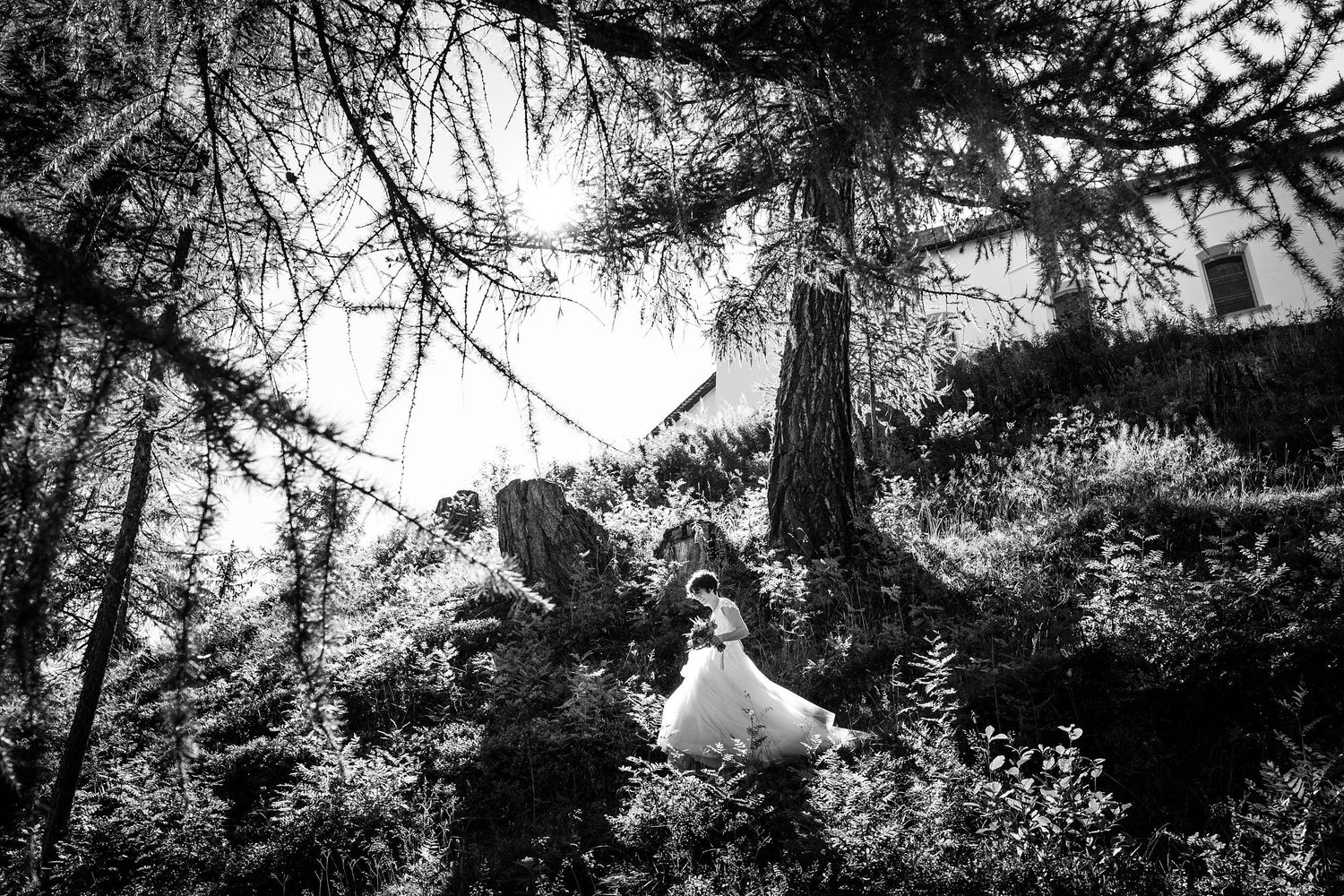 TLOOK photographe de mariage de style documentaire, portrait des mariés dans la nature en valais