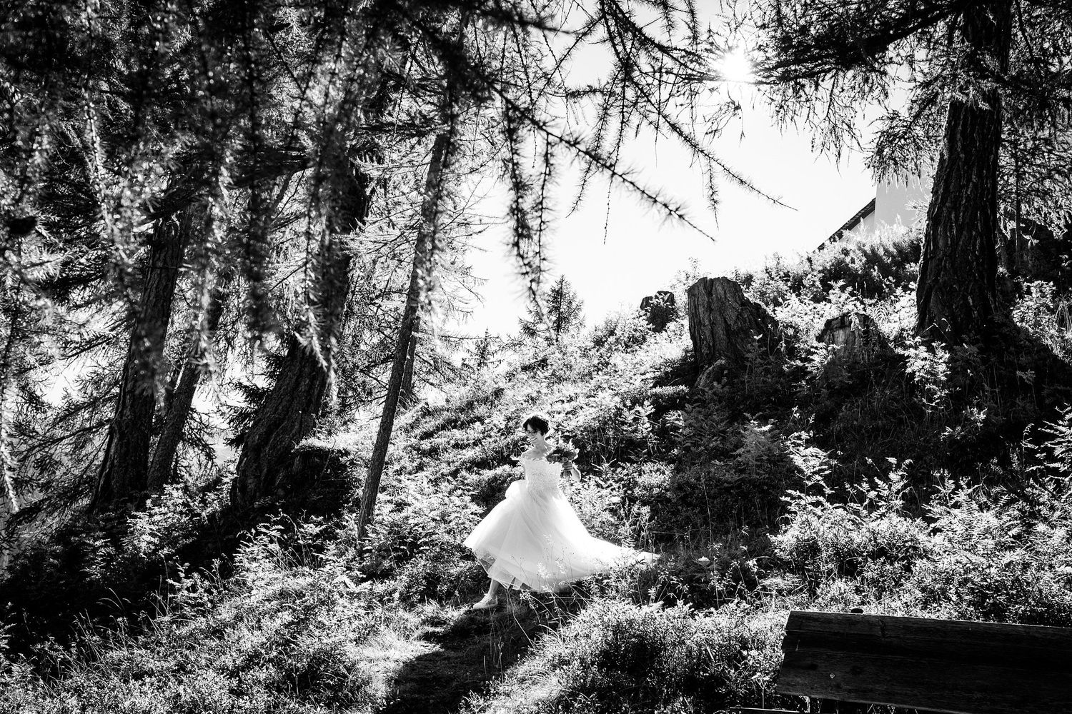 TLOOK photographe de mariage de style documentaire, portrait des mariés dans la nature en valais