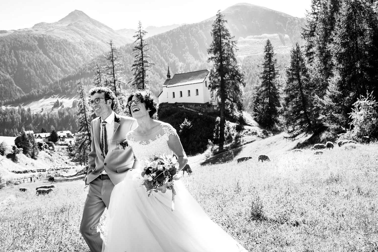 TLOOK photographe de mariage de style documentaire, portrait des mariés dans la nature en valais rires