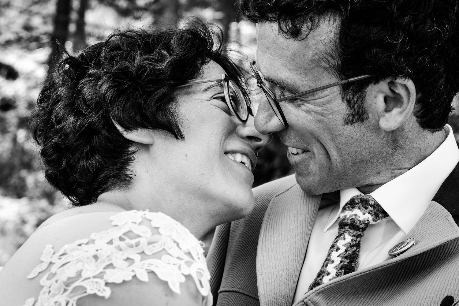 TLOOK photographe de mariage de style documentaire, portrait des mariés dans la nature en valais