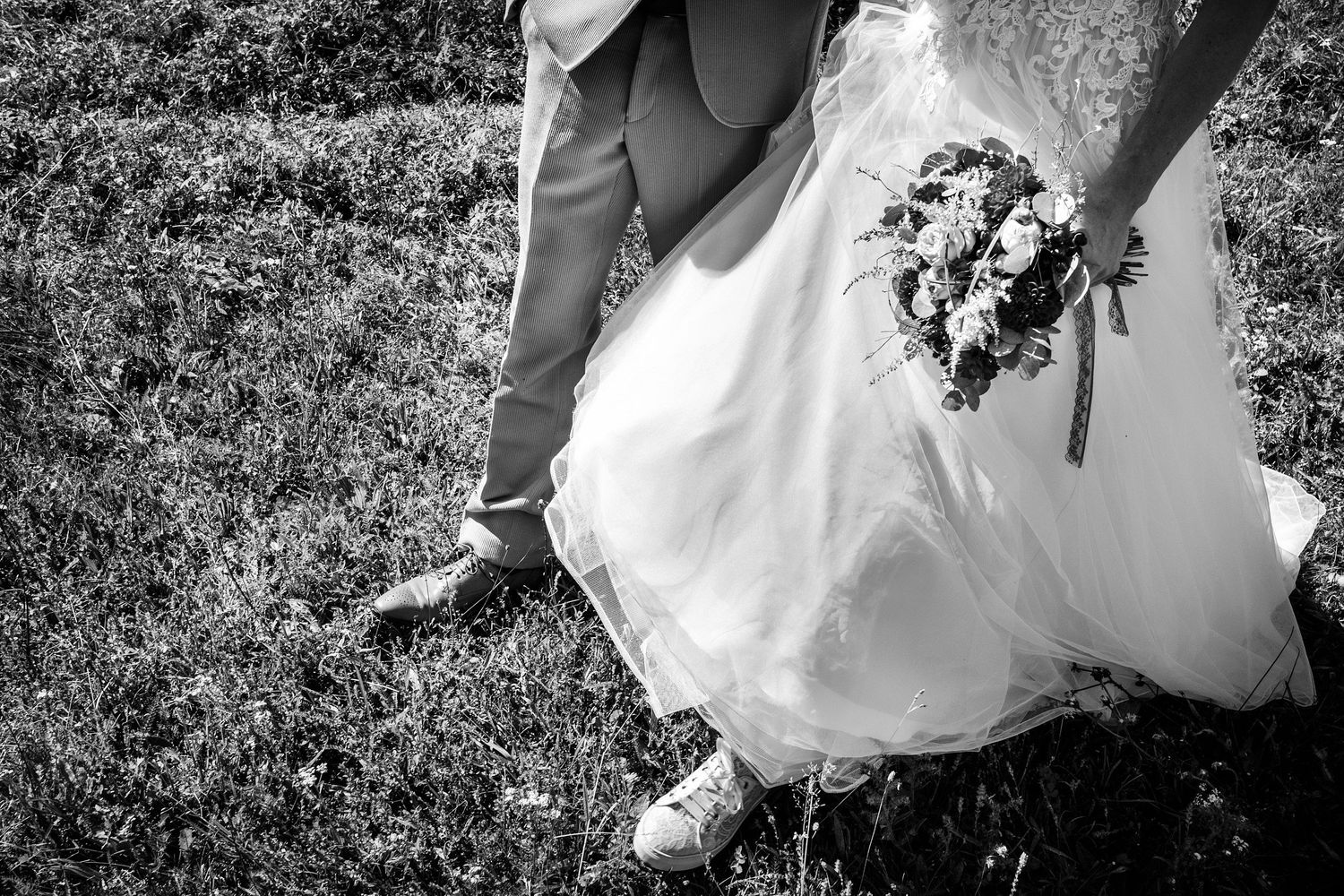 TLOOK photographe de mariage de style documentaire, portrait des mariés dans la nature en valais