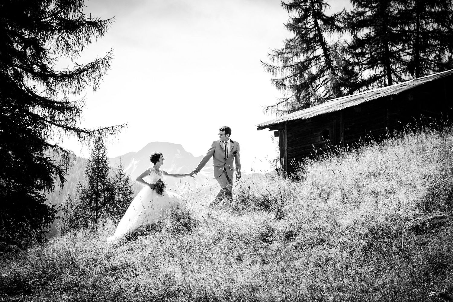 TLOOK photographe de mariage de style documentaire, portrait des mariés dans la nature en valais