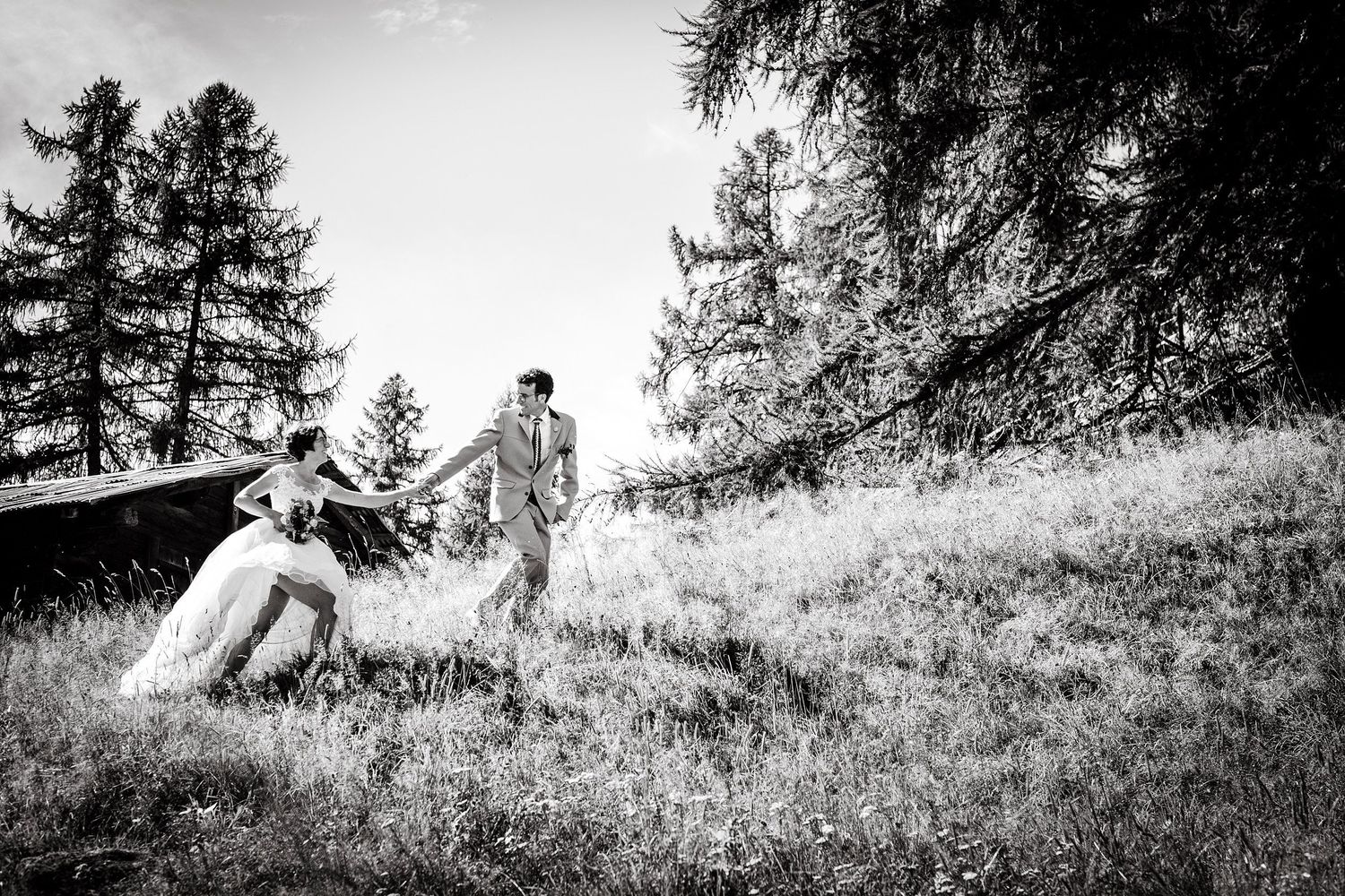 TLOOK photographe de mariage de style documentaire, portrait des mariés dans la nature en valais