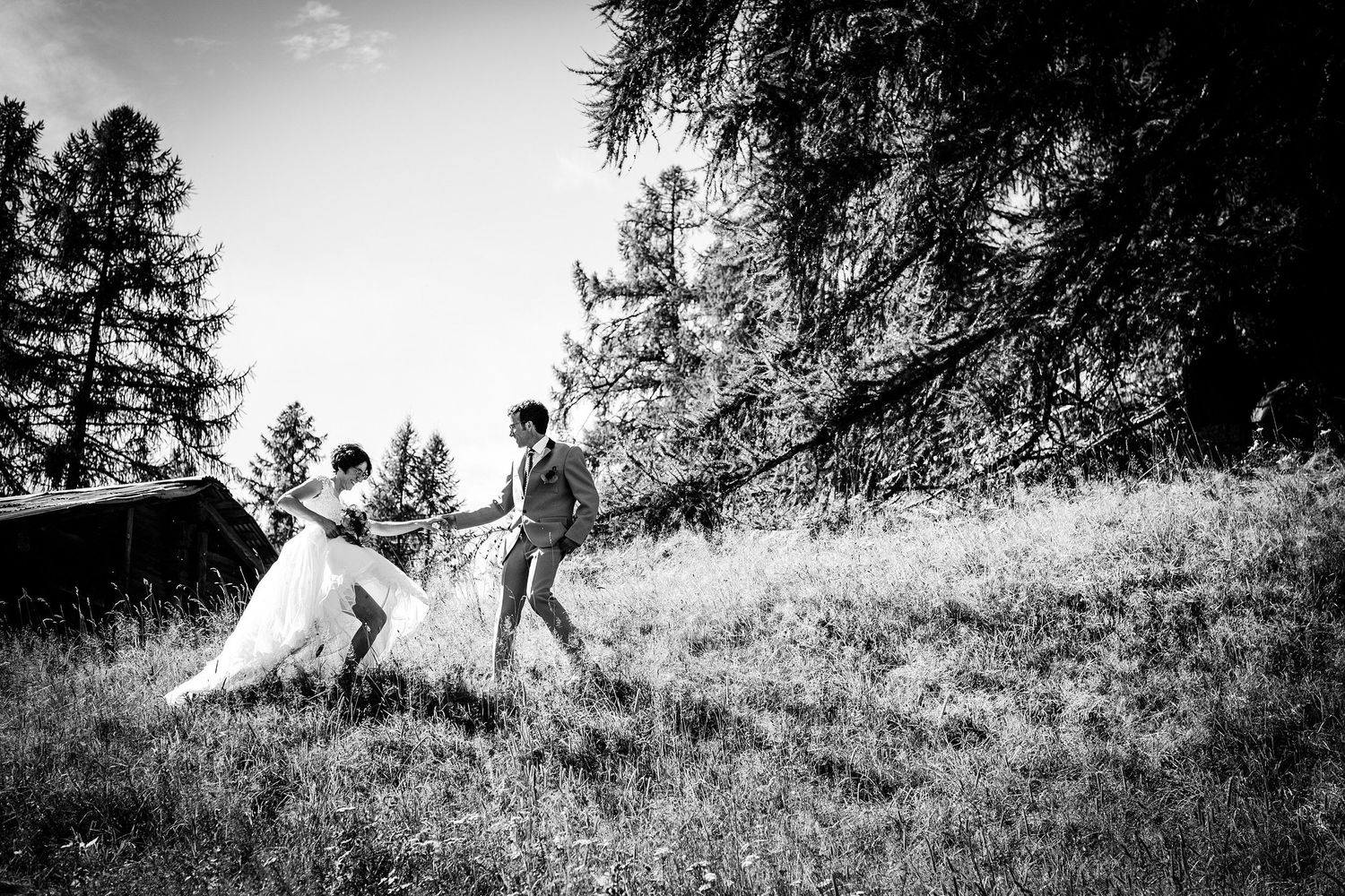 TLOOK photographe de mariage de style documentaire, portrait des mariés dans la nature en valais