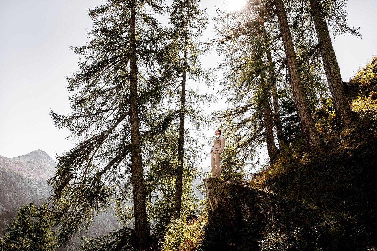 TLOOK photographe de mariage de style documentaire, portrait des mariés dans la nature en valais