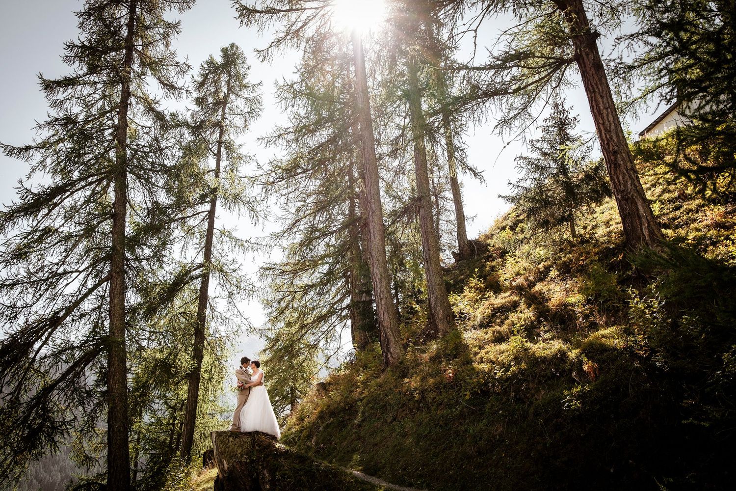 TLOOK photographe de mariage de style documentaire, portrait des mariés dans la nature en valais