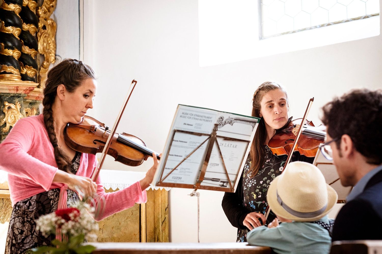 TLOOK photographe de mariage de style documentaire, cérémonie religieuse violons musique
