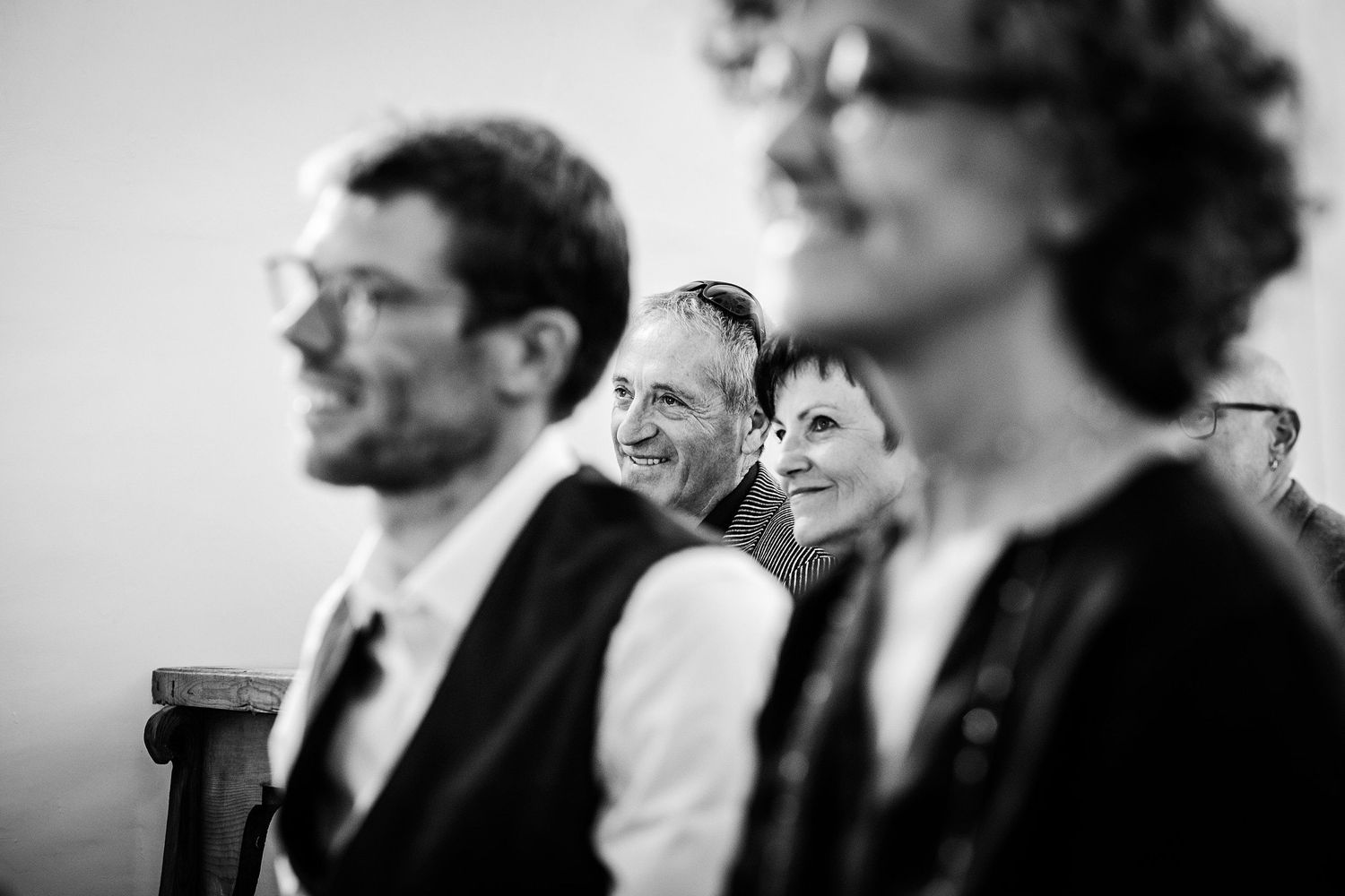 TLOOK photographe de mariage de style documentaire, cérémonie religieuse portrait des invités