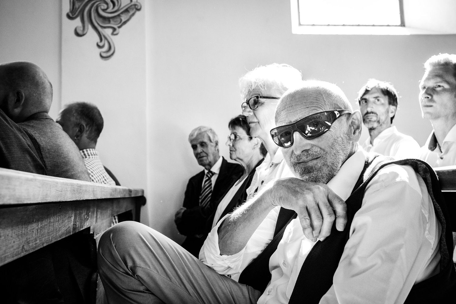 TLOOK photographe de mariage de style documentaire, cérémonie religieuse portrait d'un invité