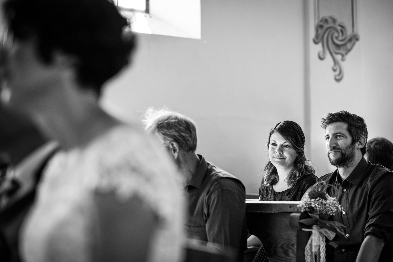TLOOK photographe de mariage de style documentaire, cérémonie religieuse portrait des invités