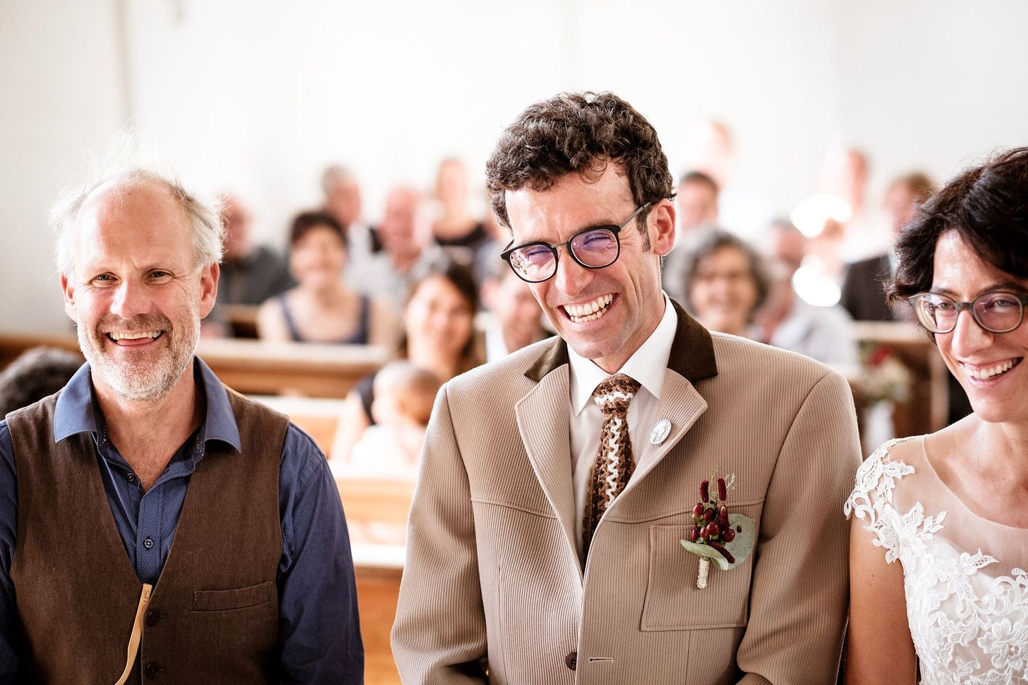 TLOOK photographe de mariage de style documentaire, cérémonie religieuse rires des mariés