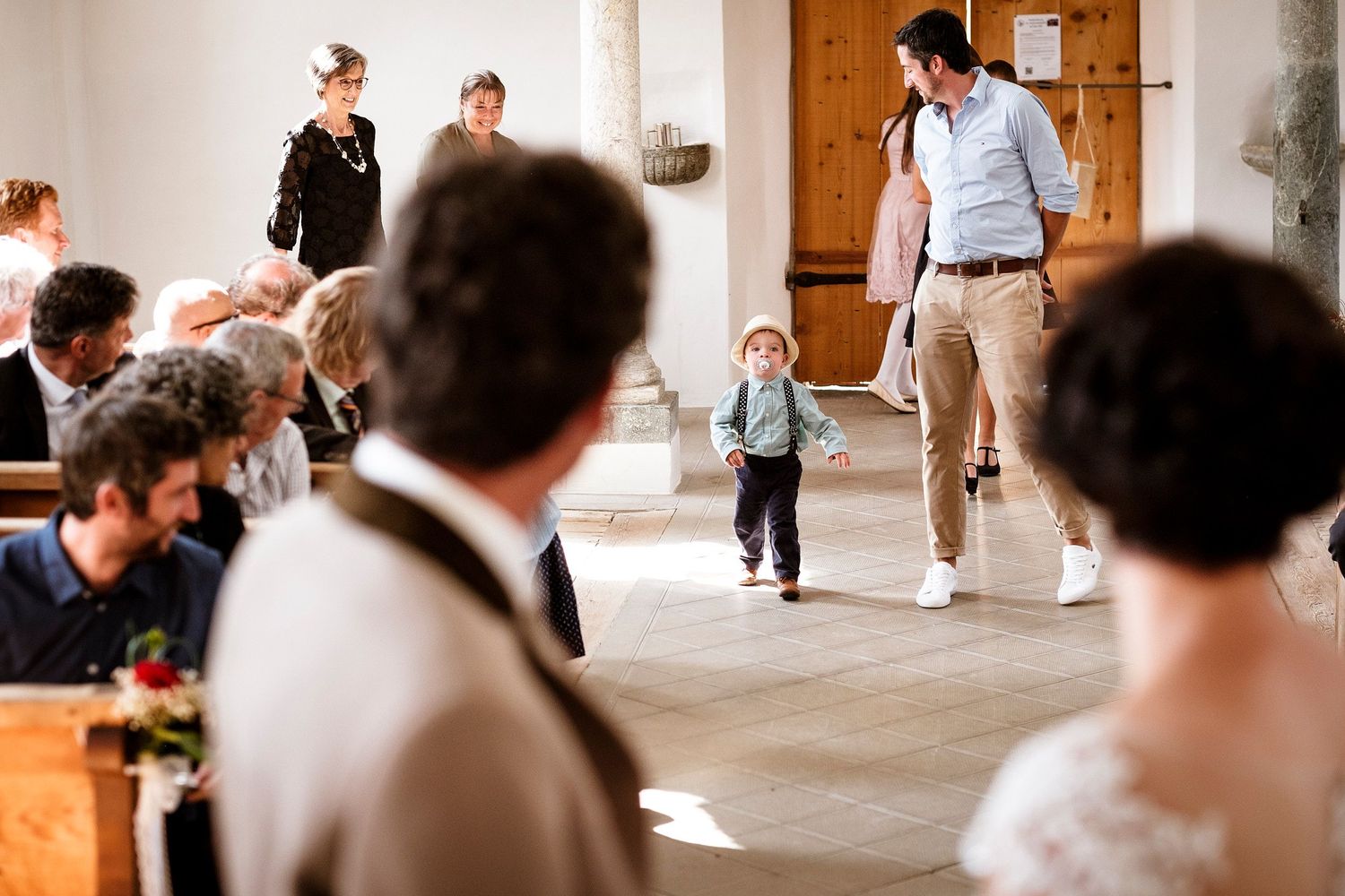 TLOOK photographe de mariage de style documentaire, cérémonie religieuse l'enfant apporte les alliances