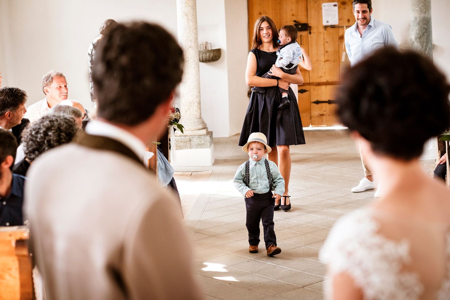 TLOOK photographe de mariage de style documentaire, cérémonie religieuse l'enfant apporte les alliances