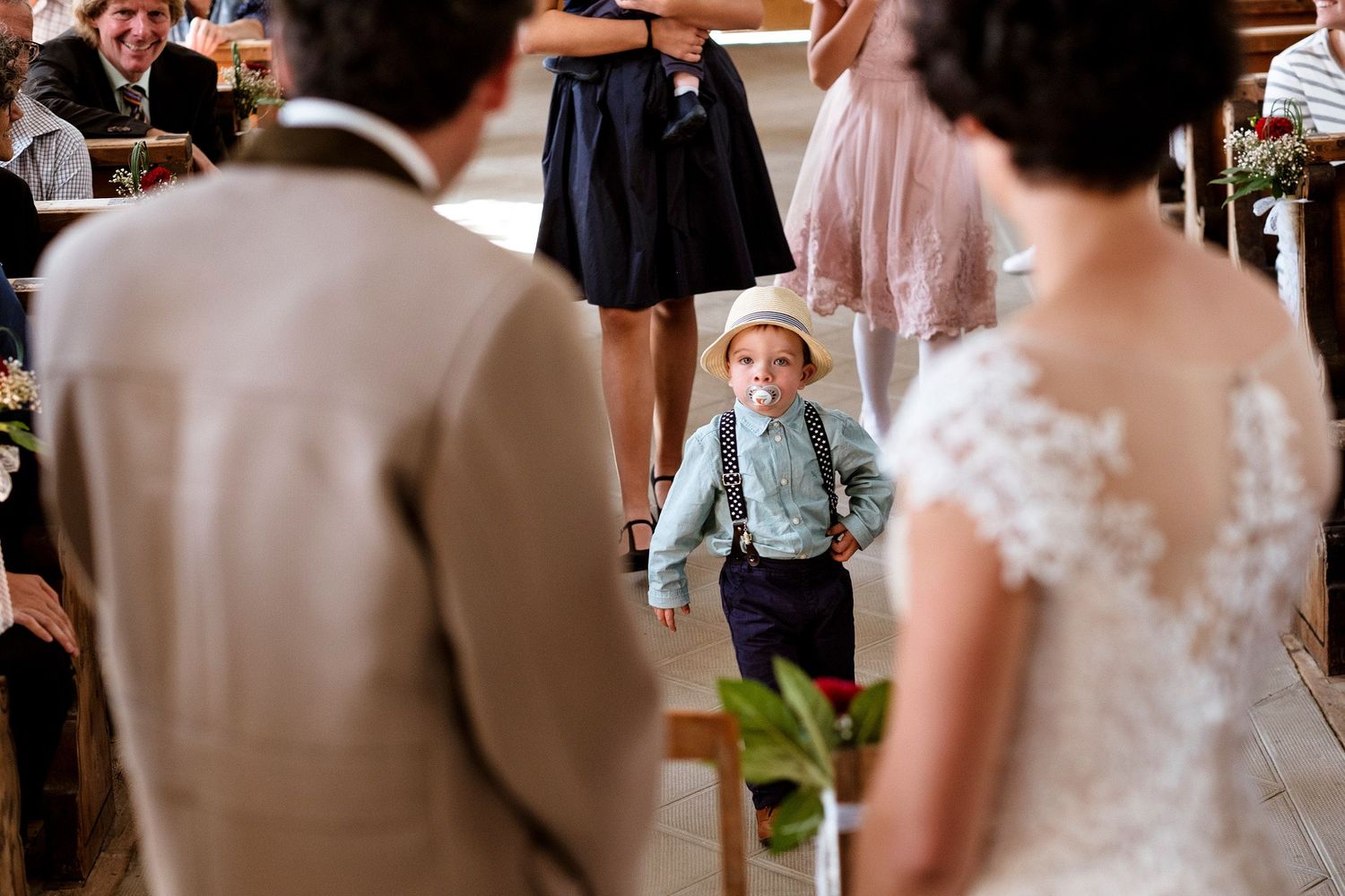 TLOOK photographe de mariage de style documentaire, cérémonie religieuse l'enfant apporte les alliances