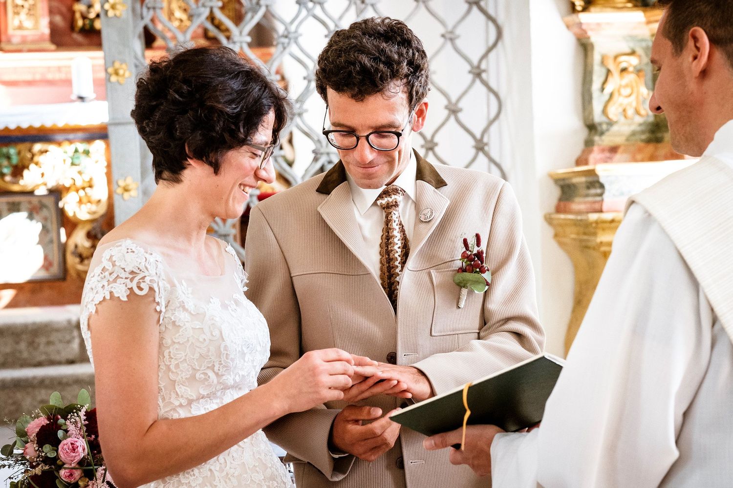 TLOOK photographe de mariage de style documentaire, cérémonie religieuse passage de la bague au doigt
